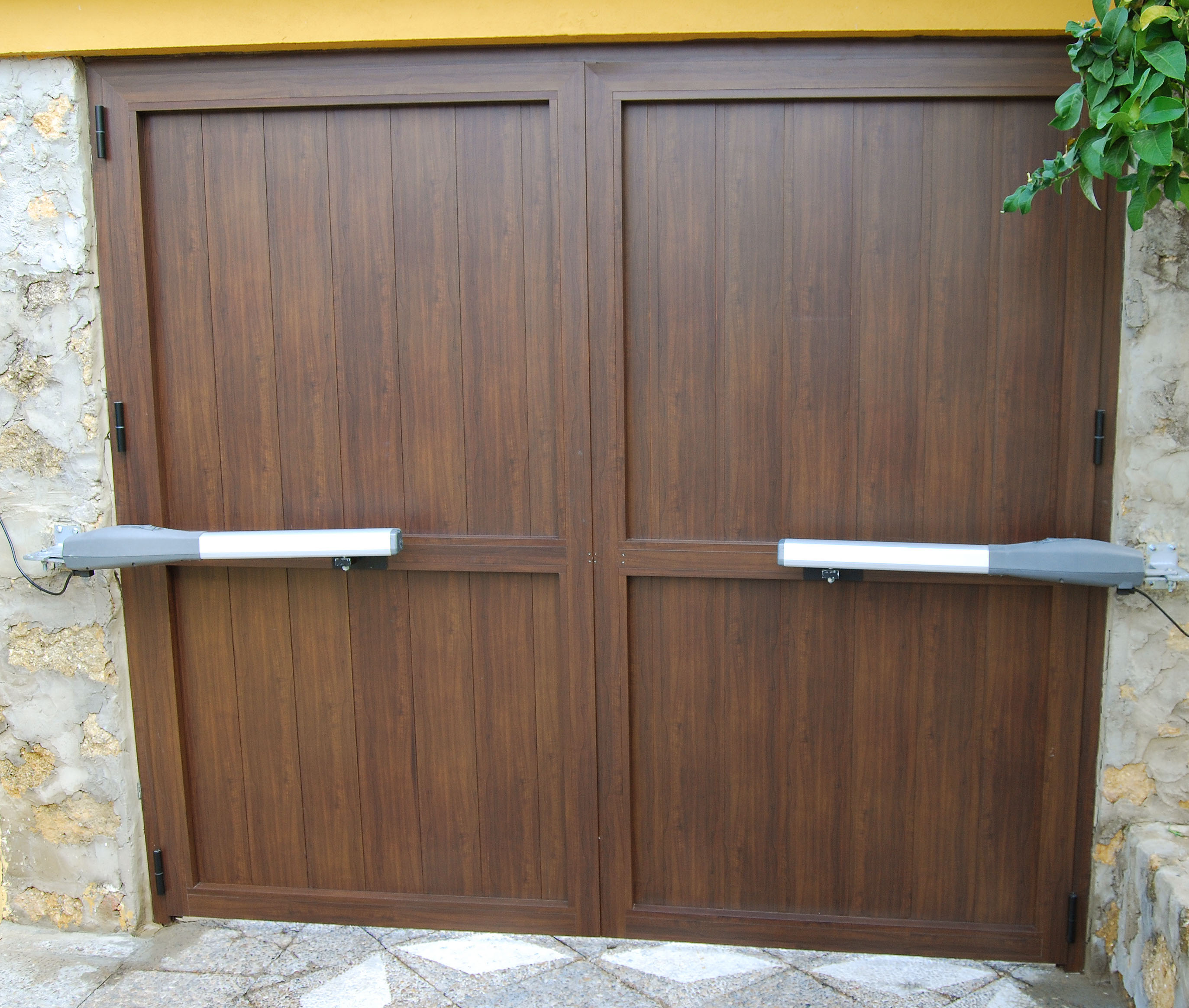 Puertas abatibles automáticas MontaSur